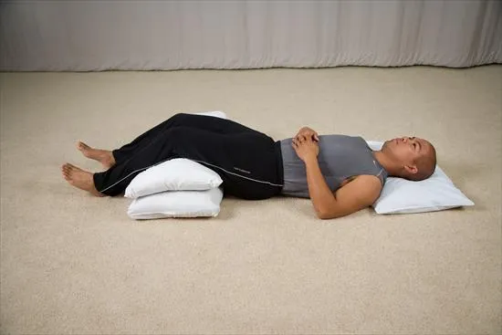 عکس خواب طاق باز با بالش زیر زانوها